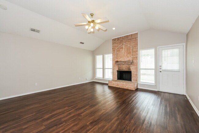 Building Photo - 824 Bentree Dr