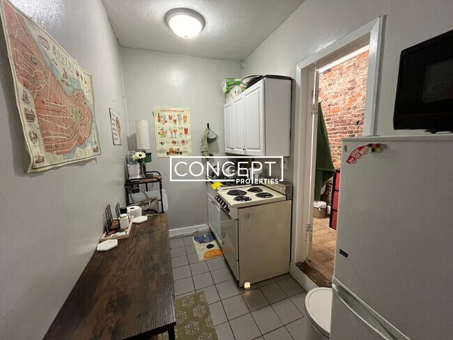 Building Photo - 40 Anderson St