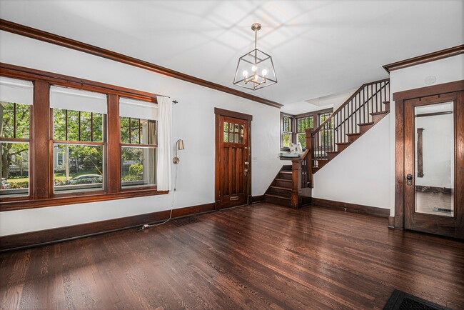 Building Photo - 127 Trowbridge St NE