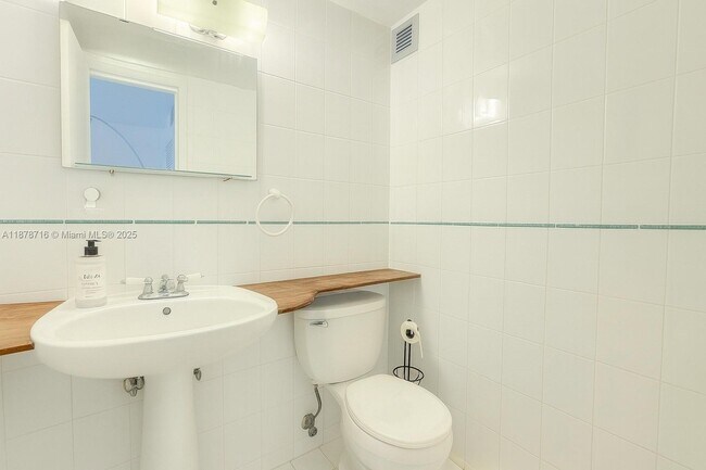 Foto del edificio - 16909 N Bay Rd