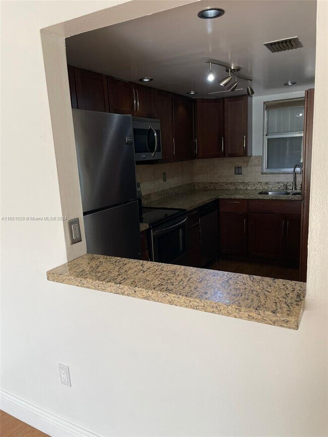 Building Photo - 9371 Fontainebleau Blvd