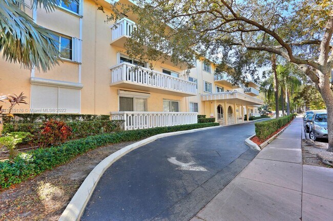 Building Photo - 100 Edgewater Dr