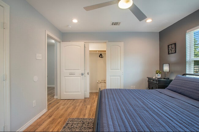 Building Photo - 958 E Allen Ave