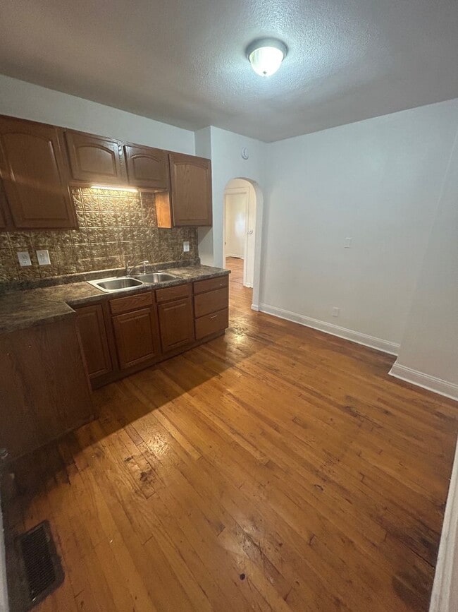 Foto del edificio - For Lease