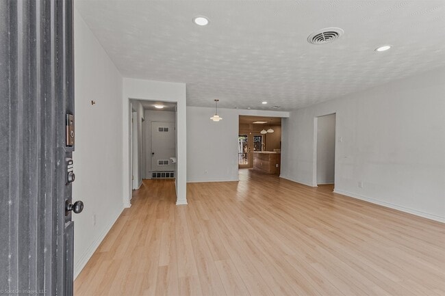 Building Photo - 1351 Dell Oak Dr