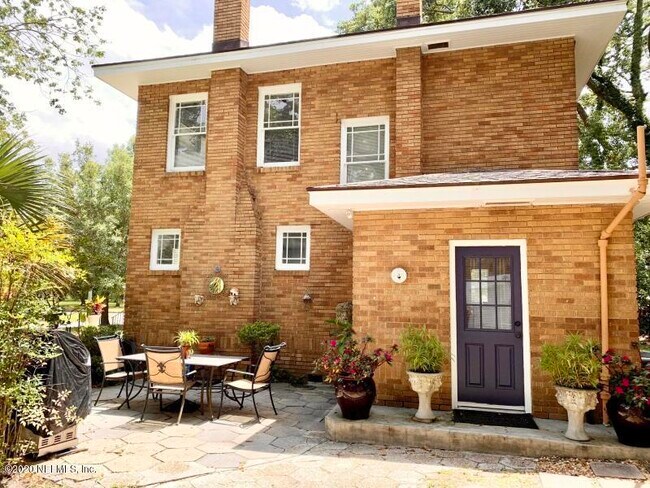 Building Photo - 1421 Edgewood Cir