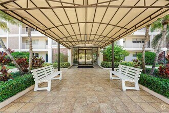 Building Photo - 2671 S Course Dr
