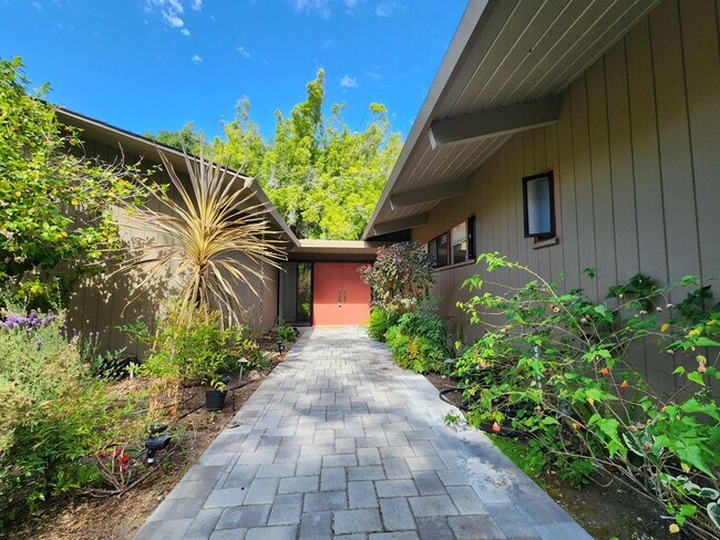 Building Photo - Gorgeous Atherton Home with lush landscaping.