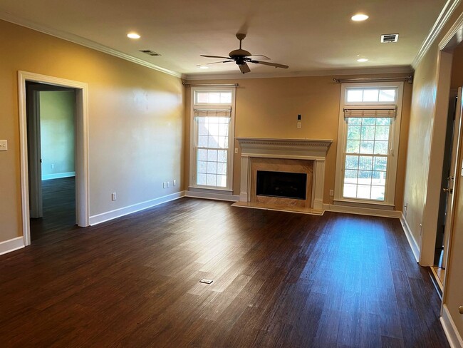 Building Photo - Gorgeous and immaculate 4 bed/ 3 full bath...