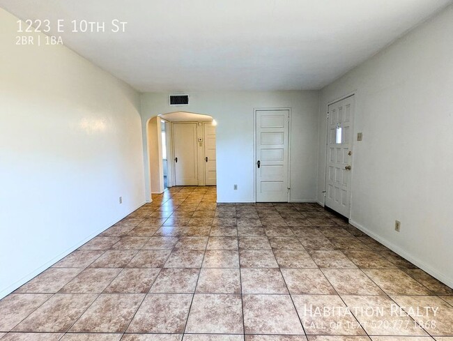 Building Photo - *****6-month lease***** Spacious 2 bed/1 b...