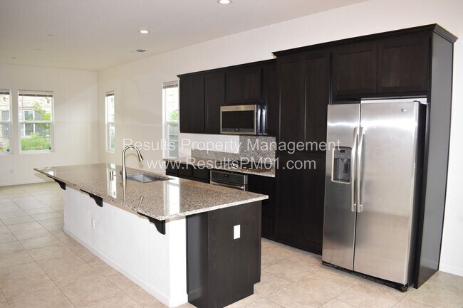 Foto del edificio - Lovely upgraded Four bedroom w Loft
