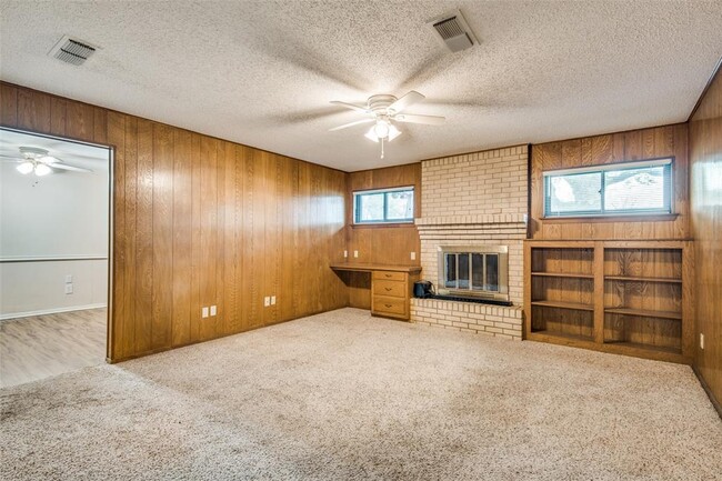 Building Photo - 533 E Sandy Lake Rd