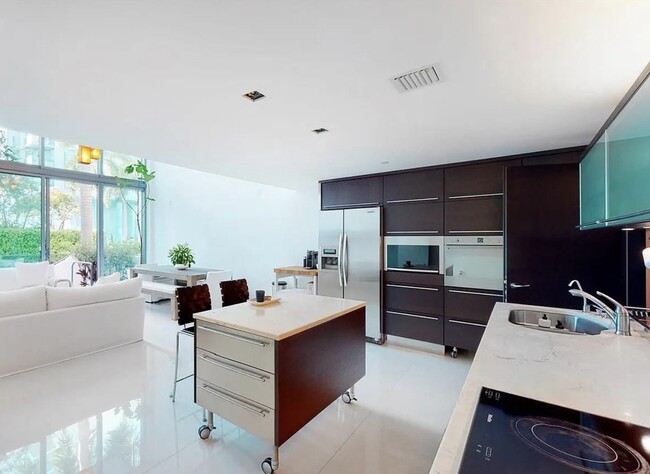 Building Photo - 6000 Collins Ave