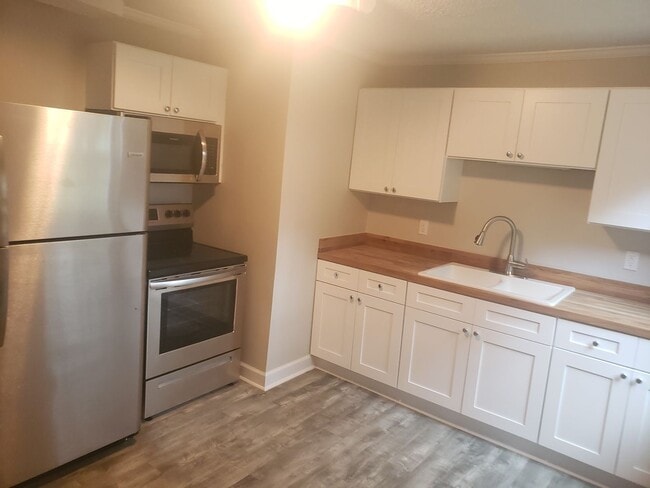 Building Photo - NEWLY RENOVATED DUPLEX UNIT