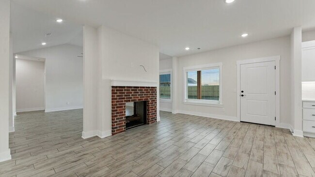 Building Photo - Delightful 3-bedroom residence featuring 2...