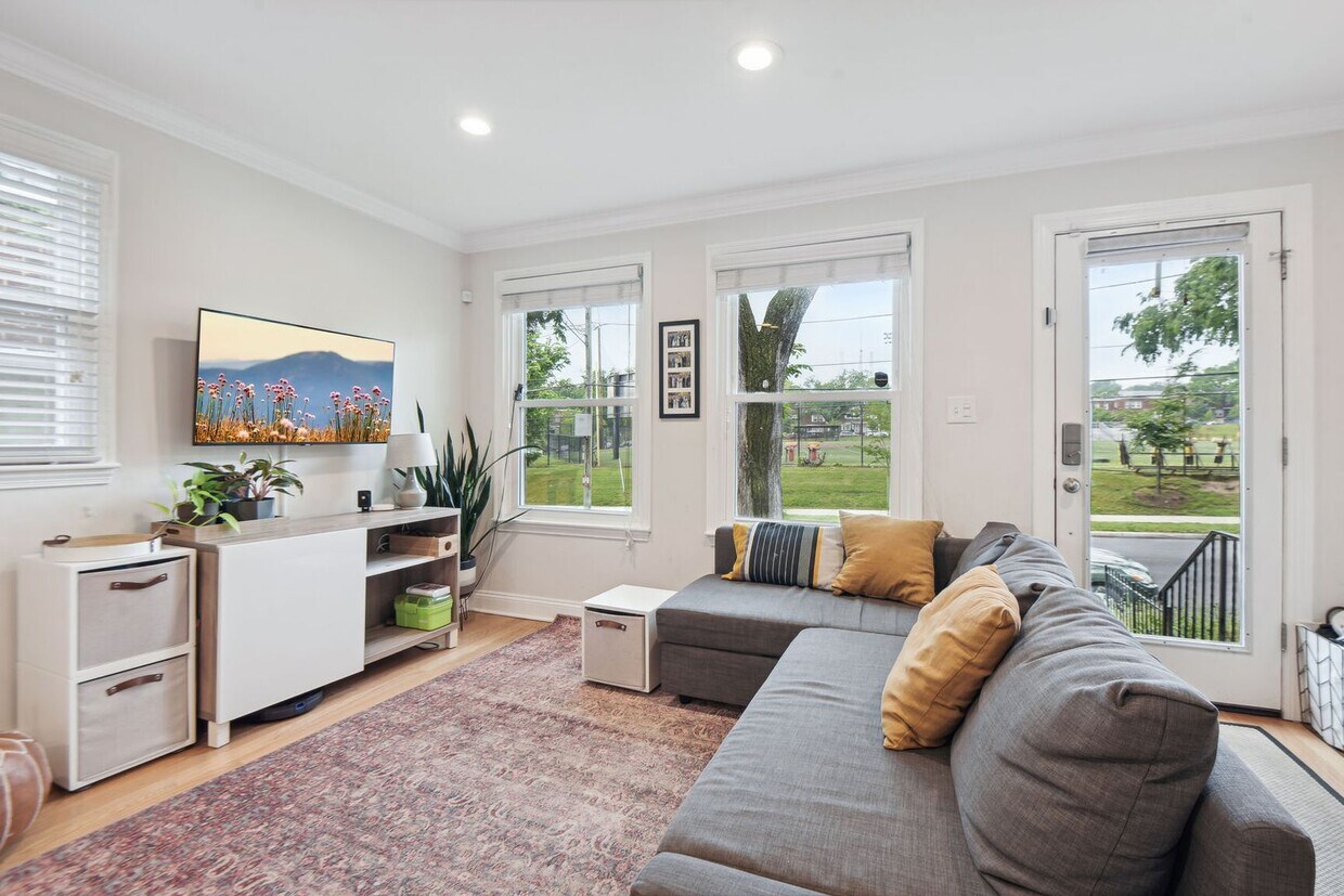 Primary Photo - Beautifully Renovated 3br/2.5ba South of T...