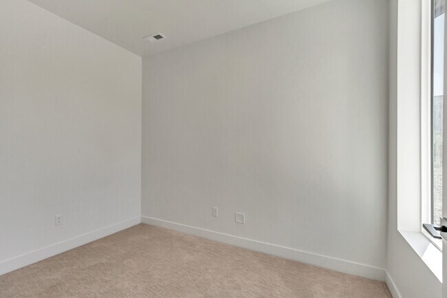 Building Photo - 5913 Wasatch Dr