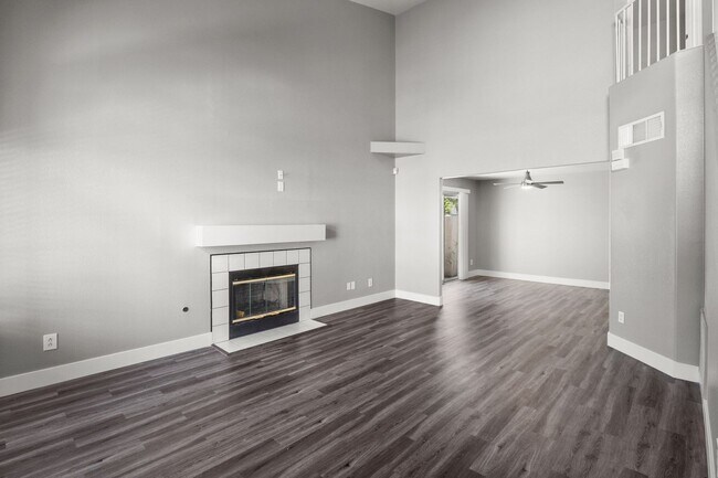 Foto del edificio - Gorgeous 2 bedroom 2 1/2 bath townhome off...