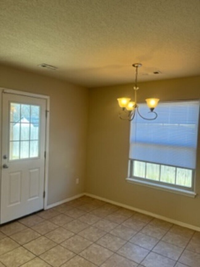 Building Photo - 3/2 Home, Fenced Yard, Covered Patio, 2 ca...