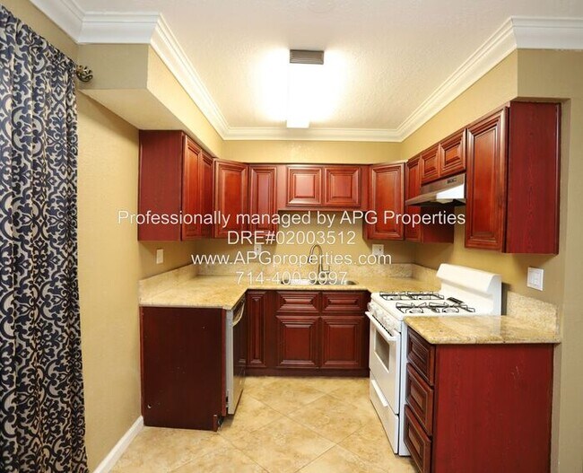 Building Photo - 2 bedroom 1.5 bathroom end unit condo in w...