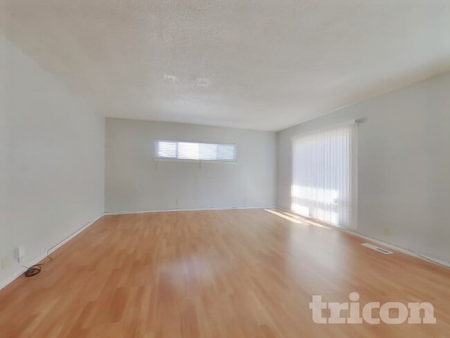 Building Photo - 573 Laurel St