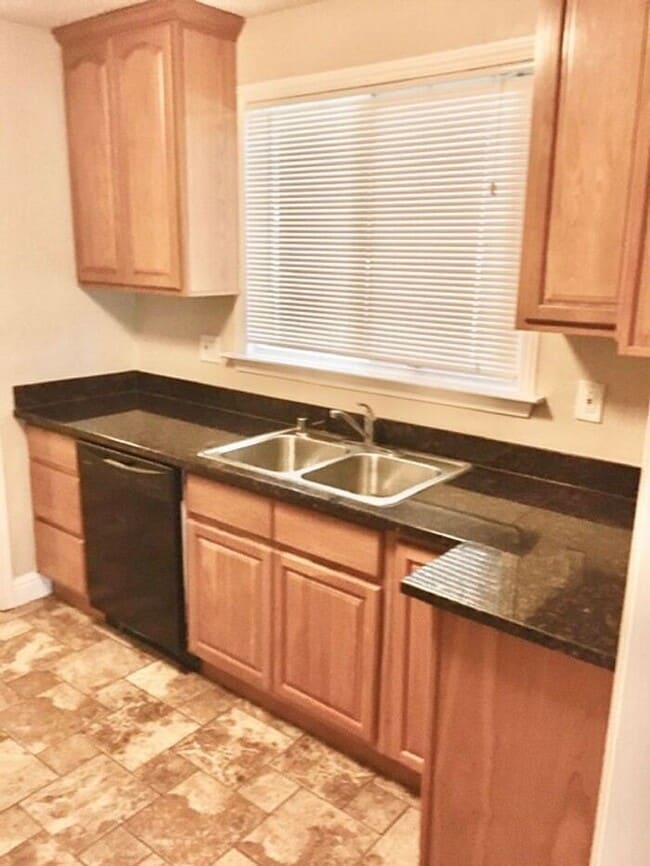 Building Photo - 2 Bed, 1 Bath Duplex Unit with Garage in P...