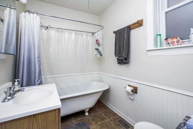 Building Photo - Spacious 1bedroom/1bath unit in Bucktown! Central Air, Dishwasher, FREE Laundry! Near Metra!