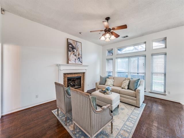 Foto del edificio - 1728 Forest Glen Dr