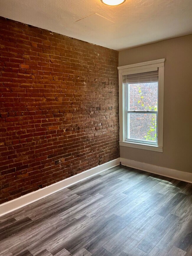 Building Photo - *** Apartment in South Oakland * Spacious & Renovated * Pet Friendly * Walk to Pitt * Exposed Bri...