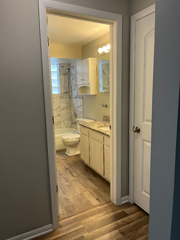 Building Photo - 1327 E Prairie Ave