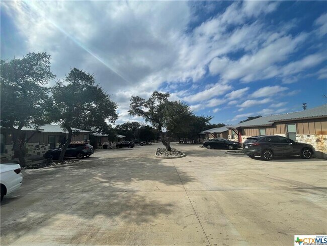 Building Photo - 1128 Indian Hollow