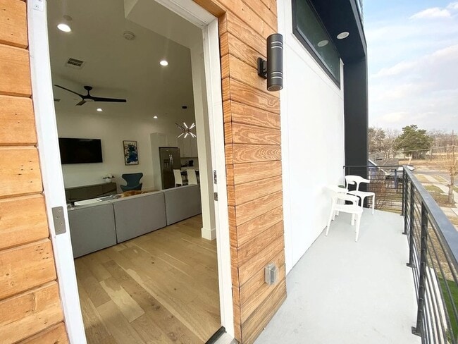 Building Photo - 4223 Delano Pl