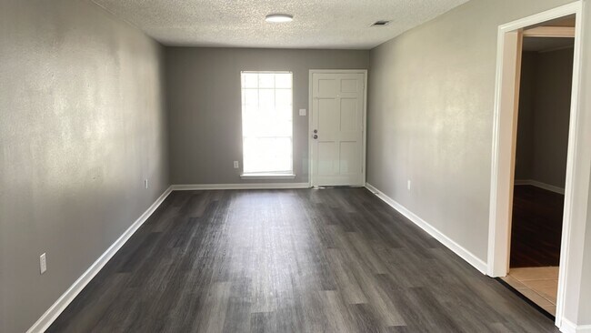 Foto del edificio - 2BR 1 Bath in Central.