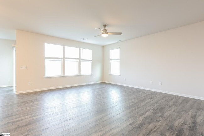 Building Photo - 581 Hillpark Ln