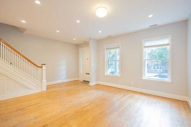 Building Photo - Stunning 3 BR/2 BA Apartment in Petworth!