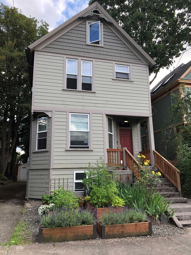 Building Photo - 2026 SE Taylor St