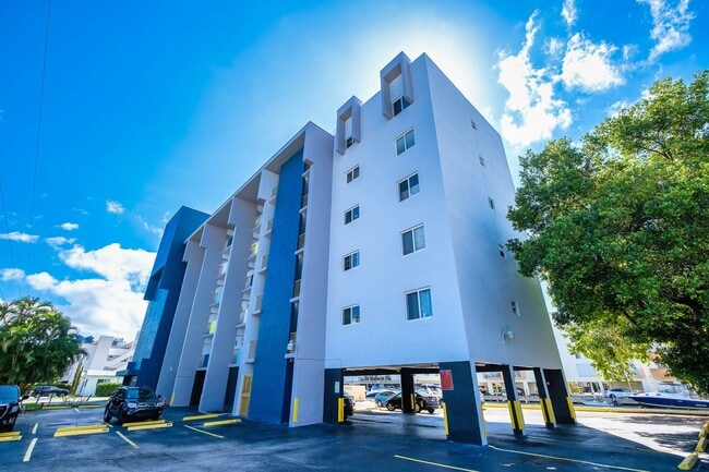 Building Photo - Marina View