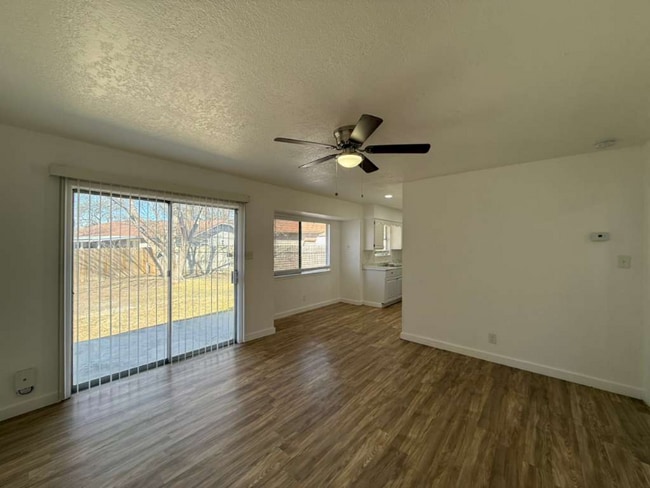 Foto del edificio - 5419 Lk Grv Dr