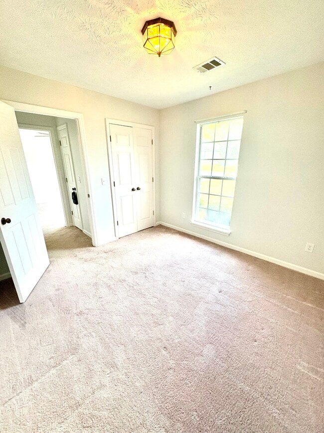 Building Photo - 5240 Spinnaker Ct