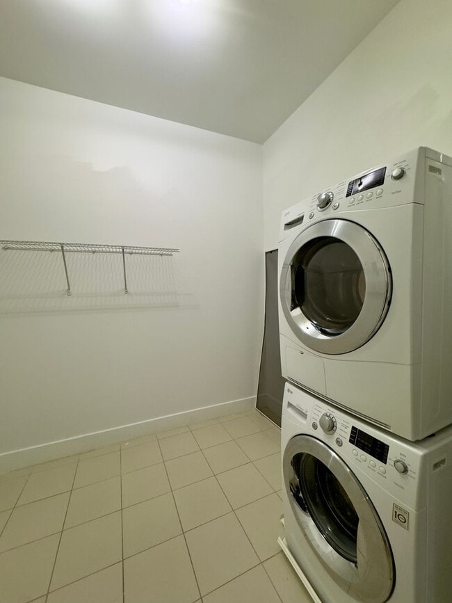 Interior Photo - Cathedral St 300