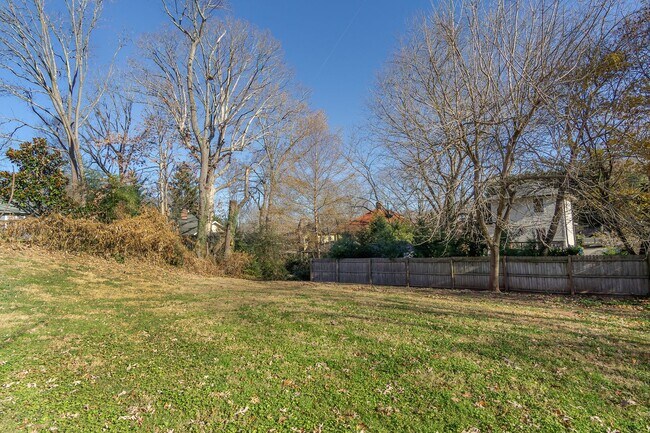 Foto del edificio - Montford Furnished Rental