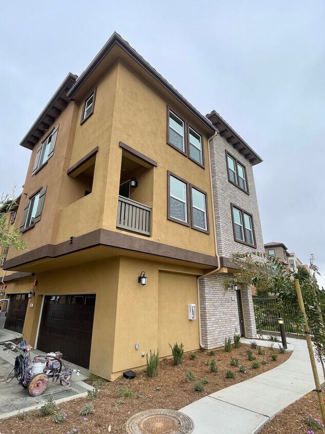 Foto principal - 3 Bed 3 Bath Townhouse in San Marcos - Brand New