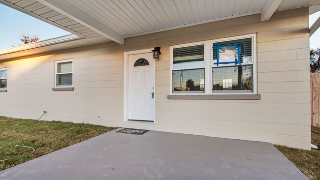 Building Photo - 3 Bedroom House