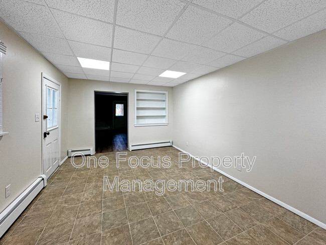 Building Photo - 334 N 4th St