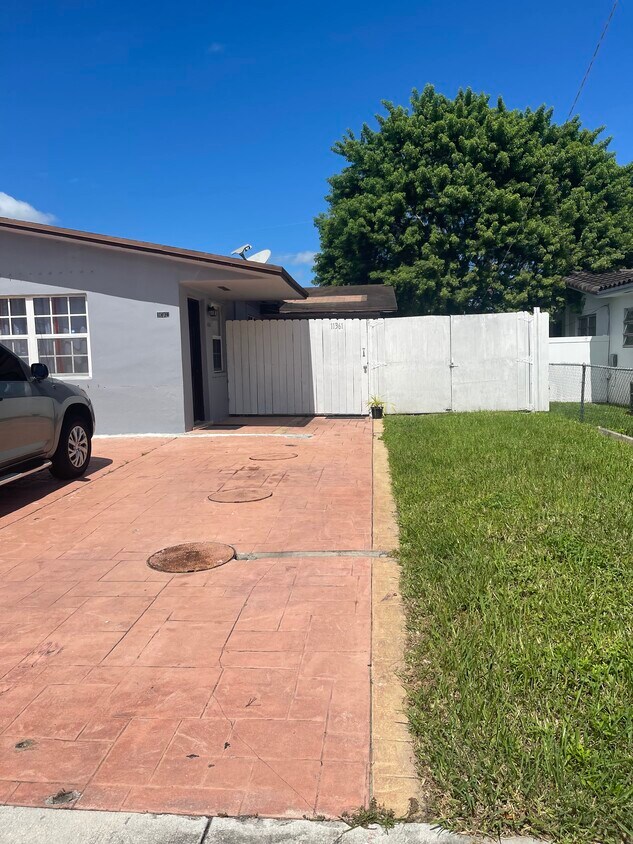 Foto principal - 11361 SW 7th St