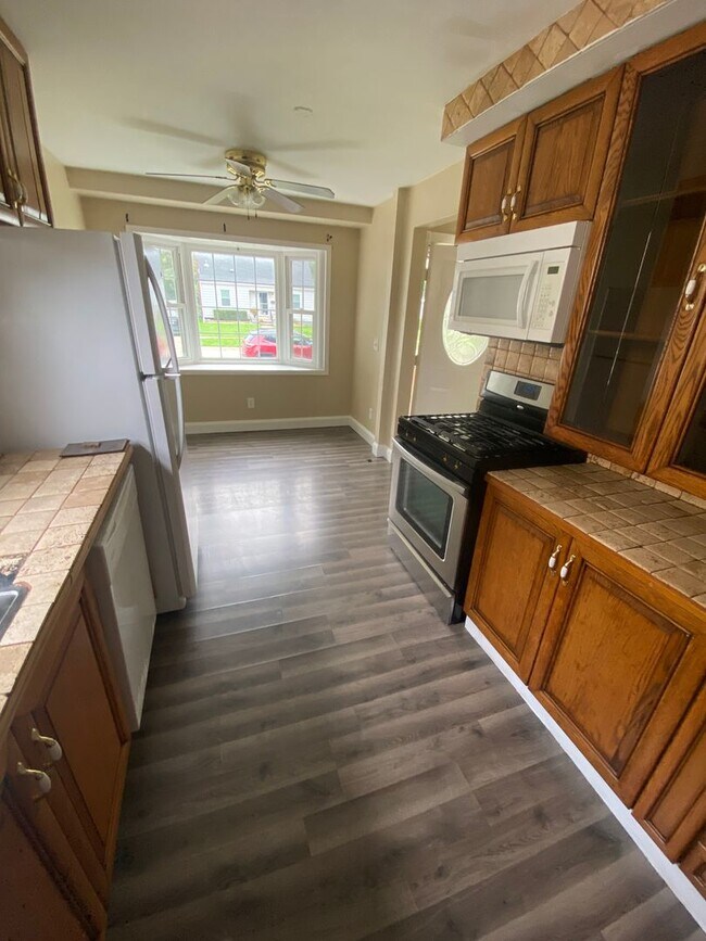 Building Photo - Beautiful 4 bedroom 1 1/2 Bath home with f...