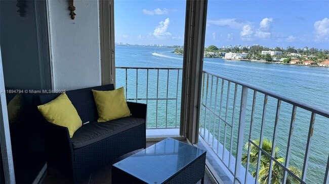 Foto del edificio - 1865 79th Street Causeway