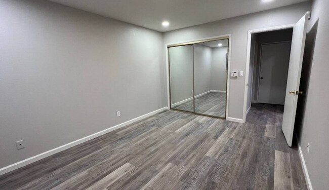 Building Photo - 210 E Romie Ln