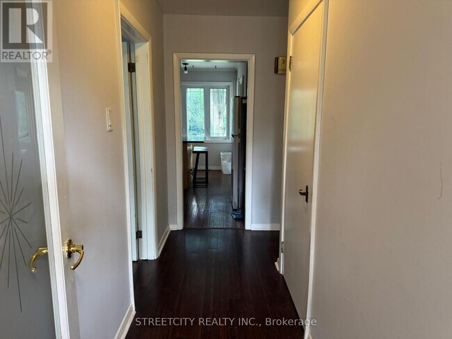 Photo du bâtiment - 1629 Louise Blvd