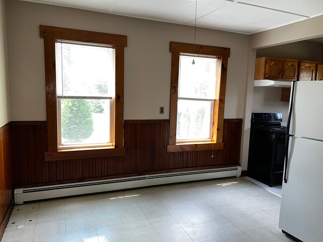 Building Photo - 19 Maple St